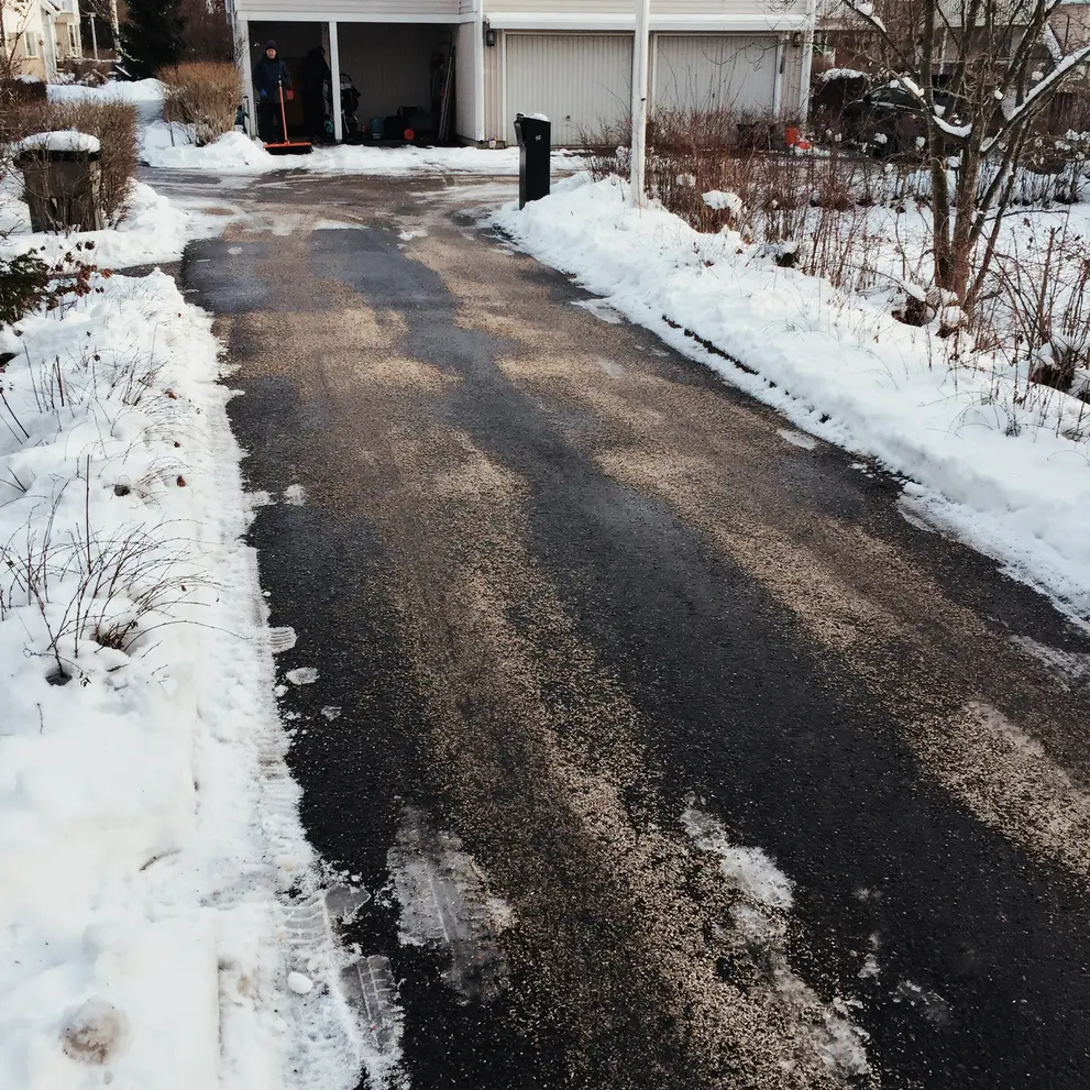 snorojning plogning vinterunderhall halkbekampning i vastra frolunda goteborg